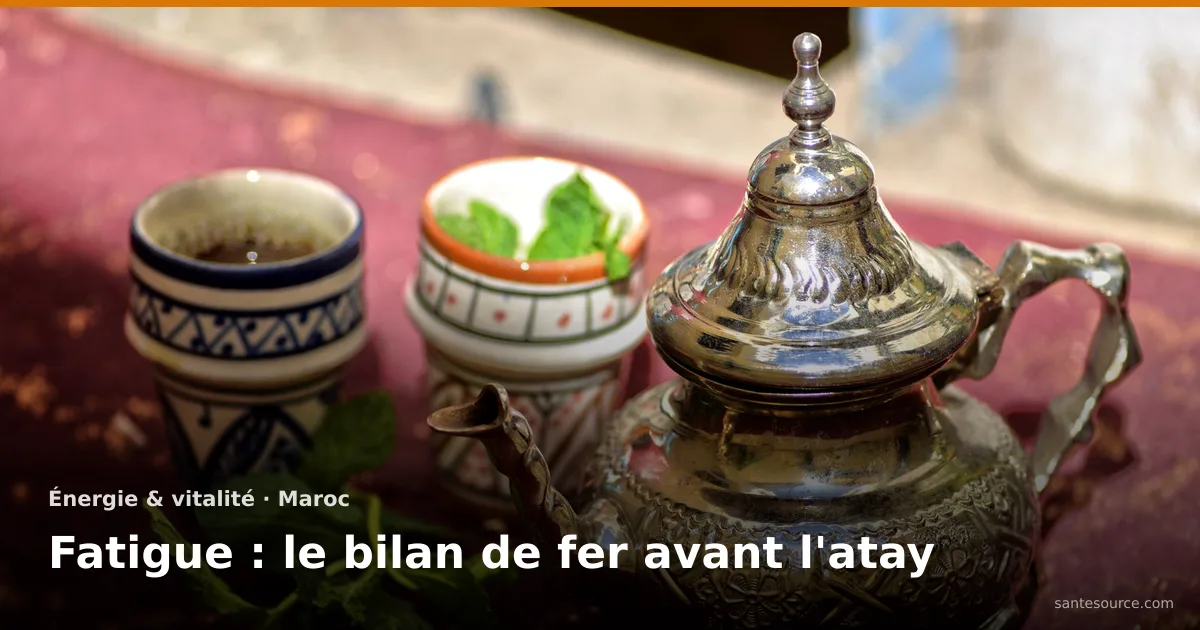Théière marocaine en argent, verres d'atay et feuilles de menthe fraîche sur un tapis rouge, carence en fer et fatigue chez la femme au Maroc